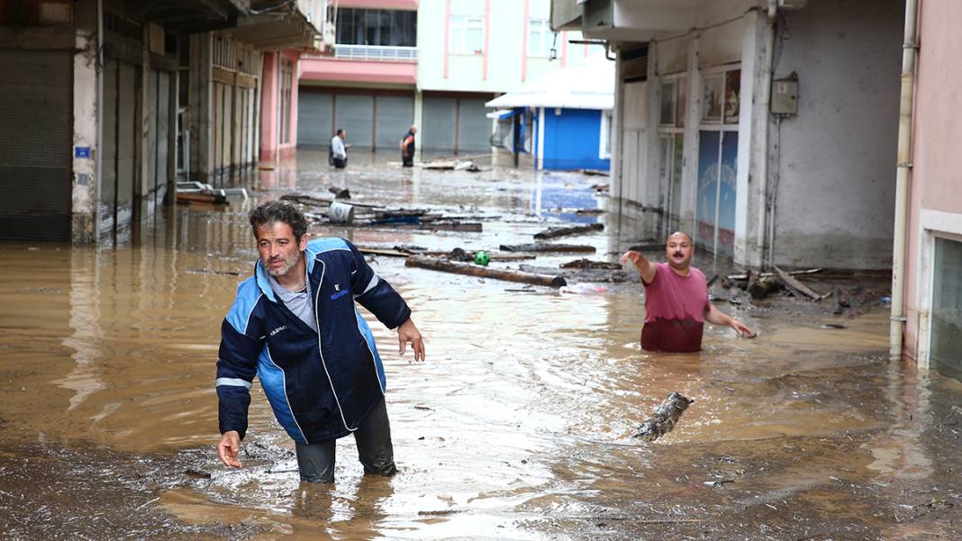 'Kırmızı kod' uyarısı yapılmıştı: Dereler taştı, yollar göle döndü, evleri su bastı! 23