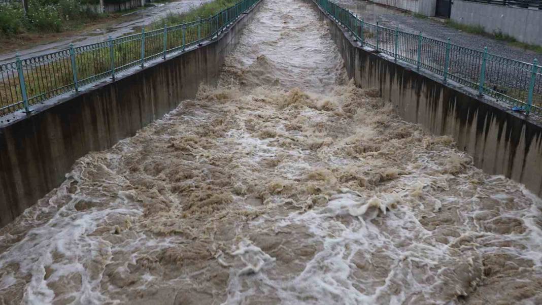 'Kırmızı kod' uyarısı yapılmıştı: Dereler taştı, yollar göle döndü, evleri su bastı! 10