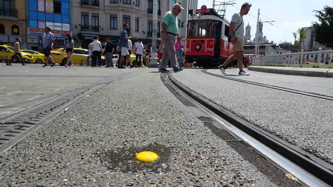 İstanbul’da sıcaklık 38 dereceyi aştı! Taksim'de asfaltta yumurta 5