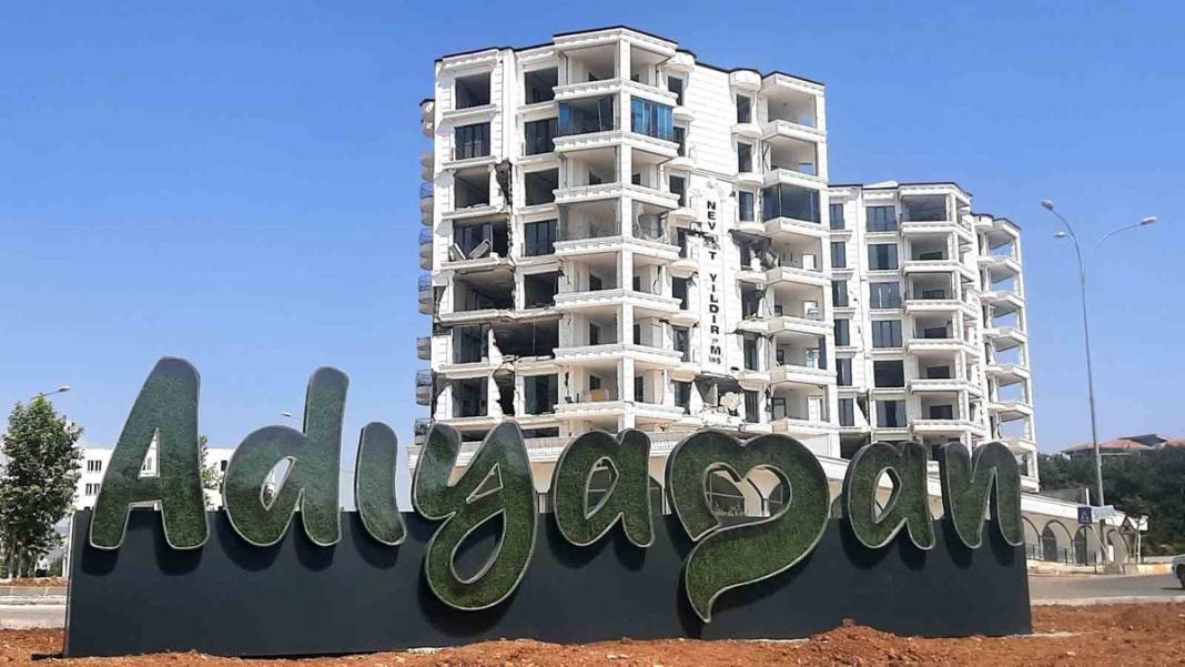 Depremin vurduğu Adıyaman'dan hüzünlendiren kareler: Hayalet şehre döndü 1