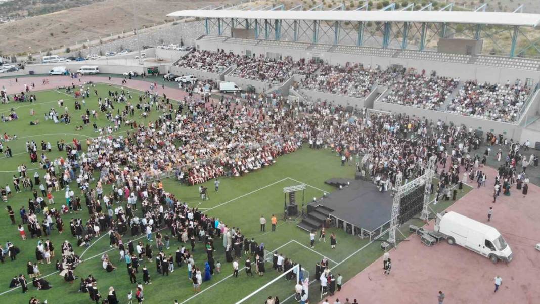 Sıra arkadaşlarını unutmadılar: Deprem bölgesinde buruk mezuniyet 2