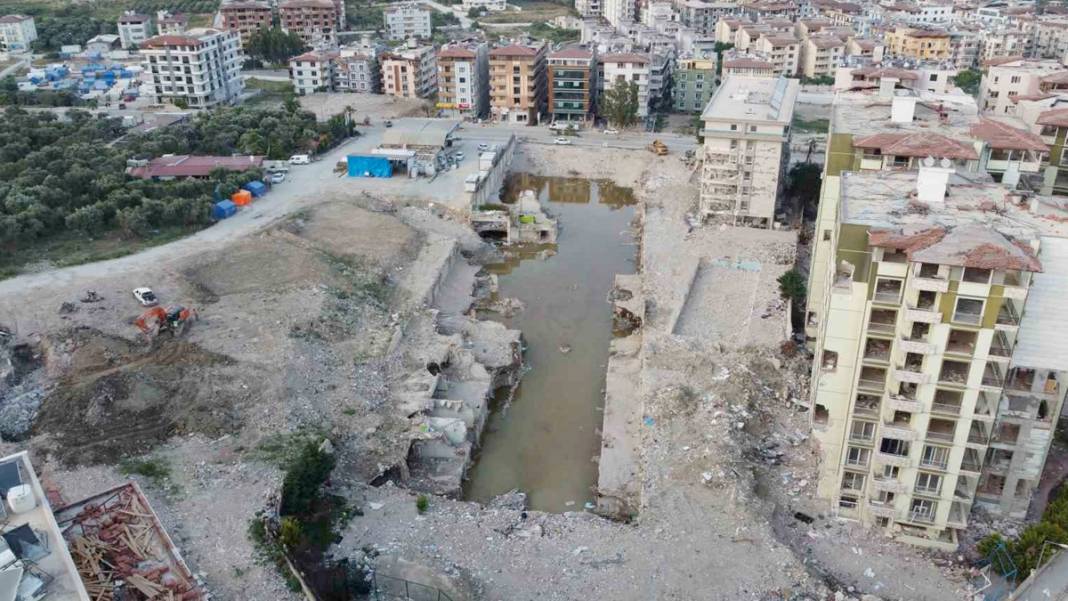 Yüzlerce kişiye mezar olmuştu: Rönesans'ın son bloğu da yıkıldı 2