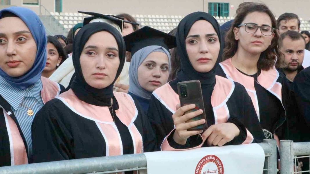 Sıra arkadaşlarını unutmadılar: Deprem bölgesinde buruk mezuniyet 3