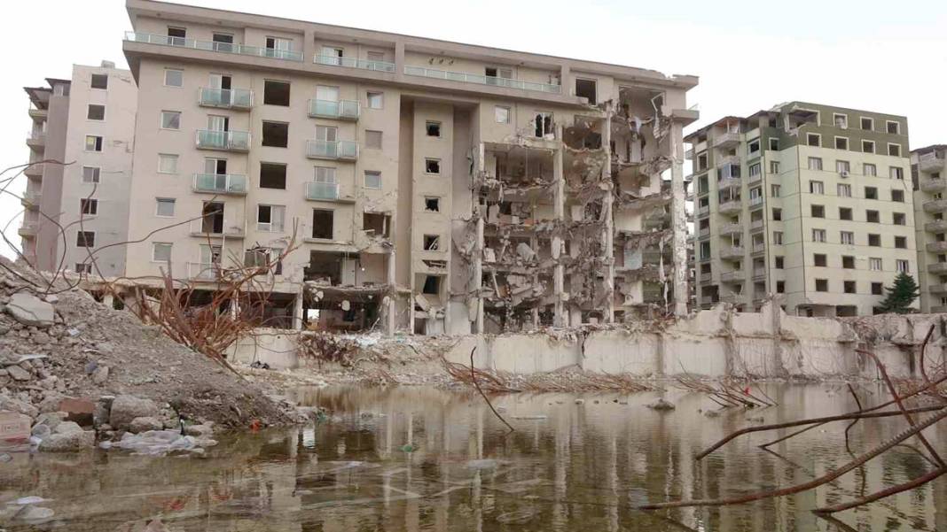Yüzlerce kişiye mezar olmuştu: Rönesans'ın son bloğu da yıkıldı 3