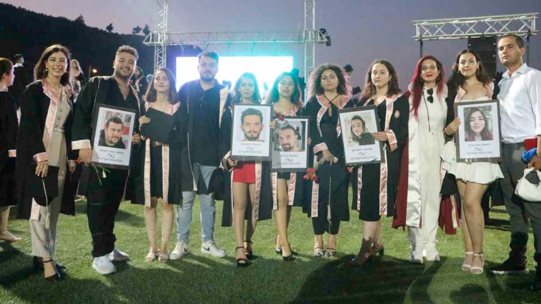 Sıra arkadaşlarını unutmadılar: Deprem bölgesinde buruk mezuniyet 4