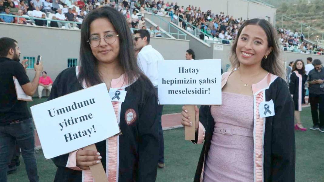 Sıra arkadaşlarını unutmadılar: Deprem bölgesinde buruk mezuniyet 5