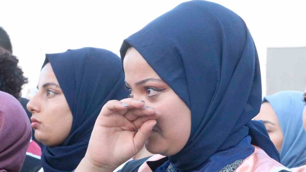 Sıra arkadaşlarını unutmadılar: Deprem bölgesinde buruk mezuniyet 1