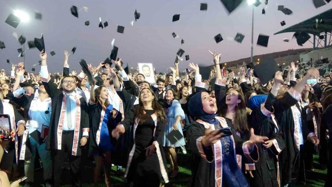 Sıra arkadaşlarını unutmadılar: Deprem bölgesinde buruk mezuniyet 6