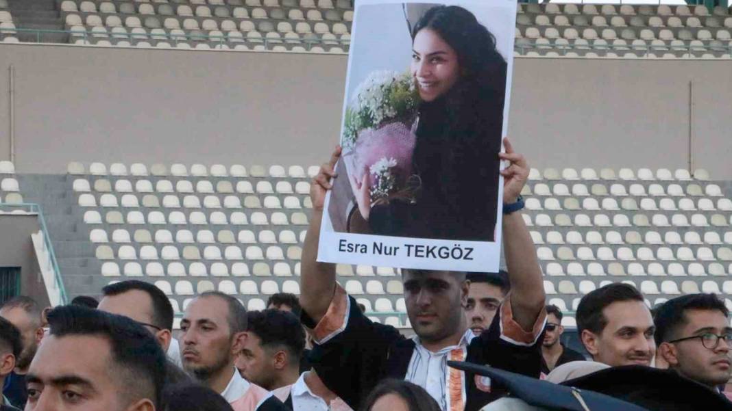 Sıra arkadaşlarını unutmadılar: Deprem bölgesinde buruk mezuniyet 7