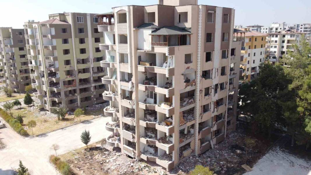 Depremin vurduğu Adıyaman'dan hüzünlendiren kareler: Hayalet şehre döndü 8