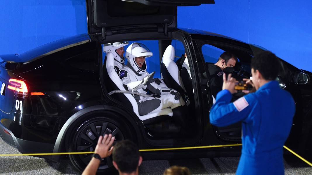 SpaceX roketi dört kişilik mürettebatıyla fırlatıldı 5