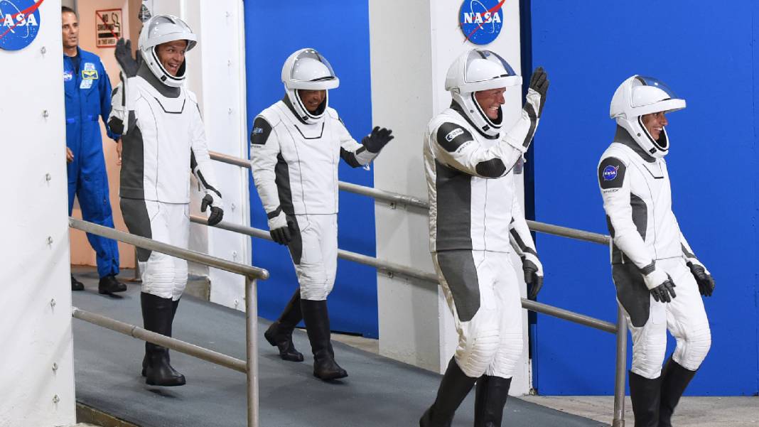 SpaceX roketi dört kişilik mürettebatıyla fırlatıldı 3