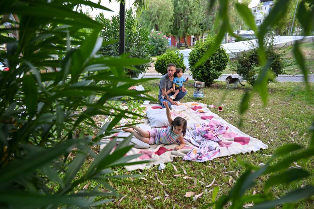 Vicdanları sızlatan olay! 5 katına çıkarılan kirayı ödeyemeyen aile parkta yaşıyor 5