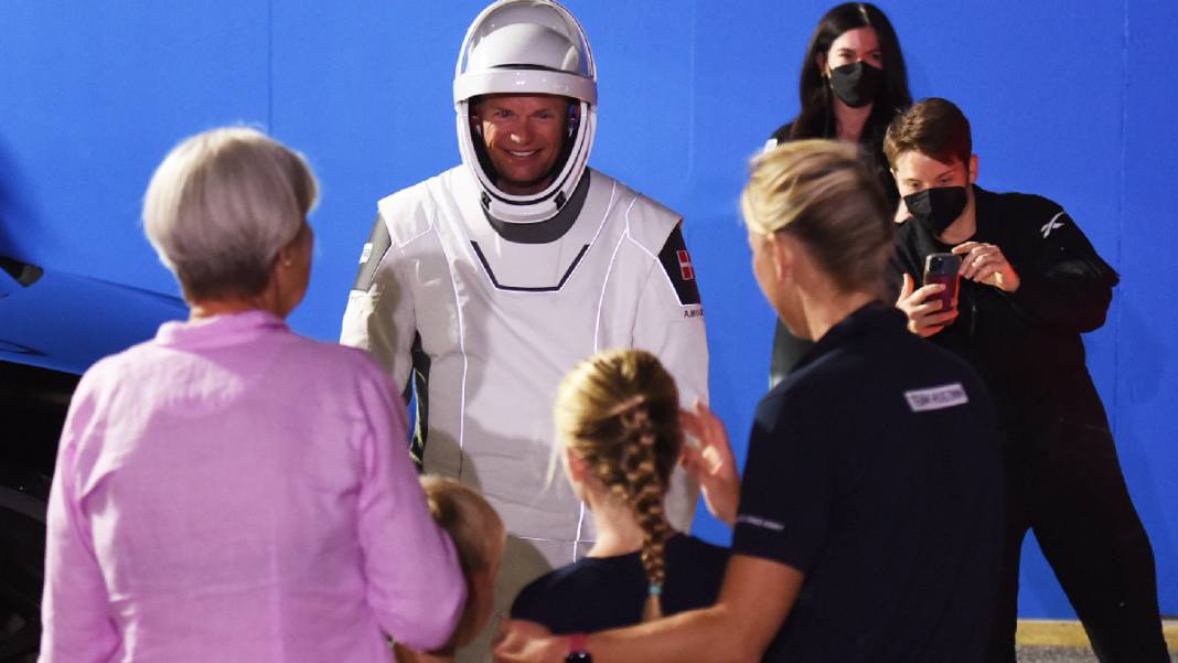 SpaceX roketi dört kişilik mürettebatıyla fırlatıldı 1