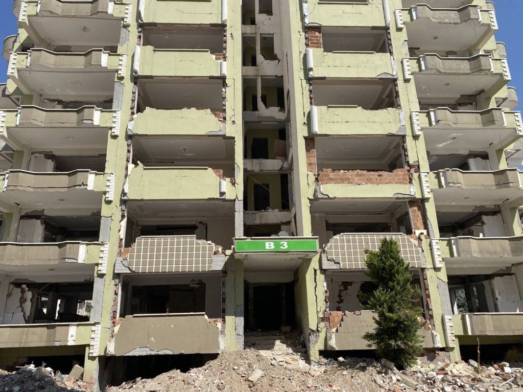 Depremin vurduğu Adıyaman'dan hüzünlendiren kareler: Hayalet şehre döndü 7