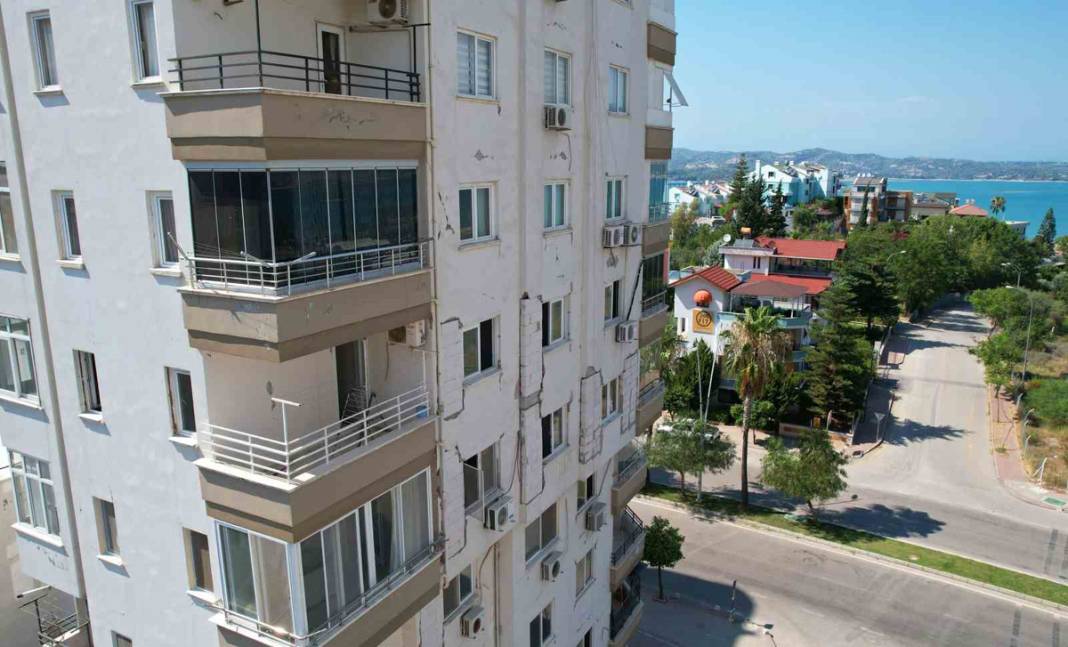 Milyonluk hayalet evler... Depremde orta hasar aldılar ama hala yıkılmıyorlar 4