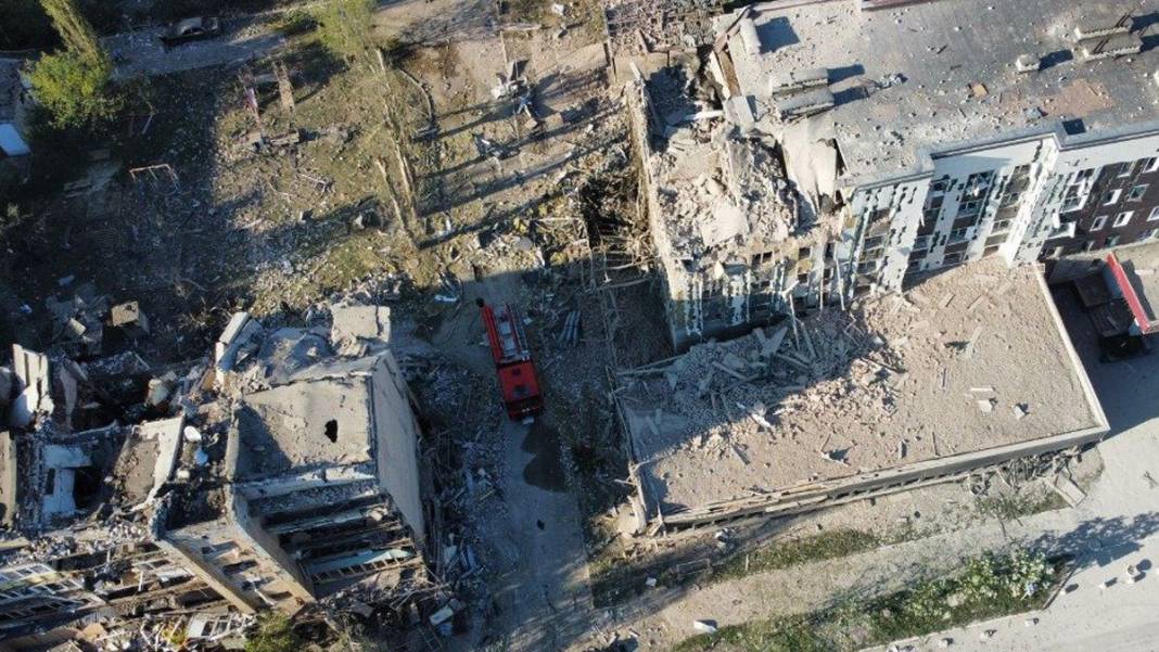Rus bombalarının hedefi yine siviller: Füzeler Donetsk'i kana buladı 6