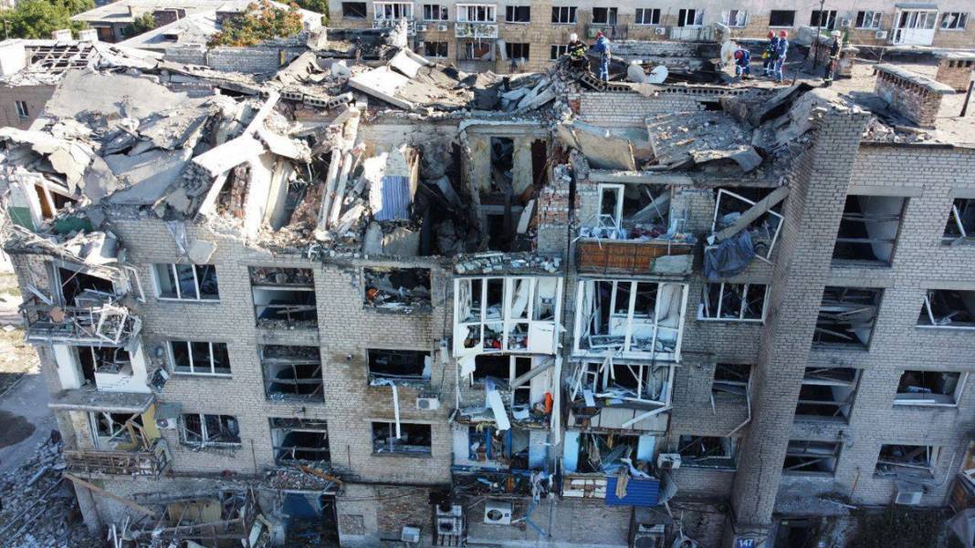 Rus bombalarının hedefi yine siviller: Füzeler Donetsk'i kana buladı 1