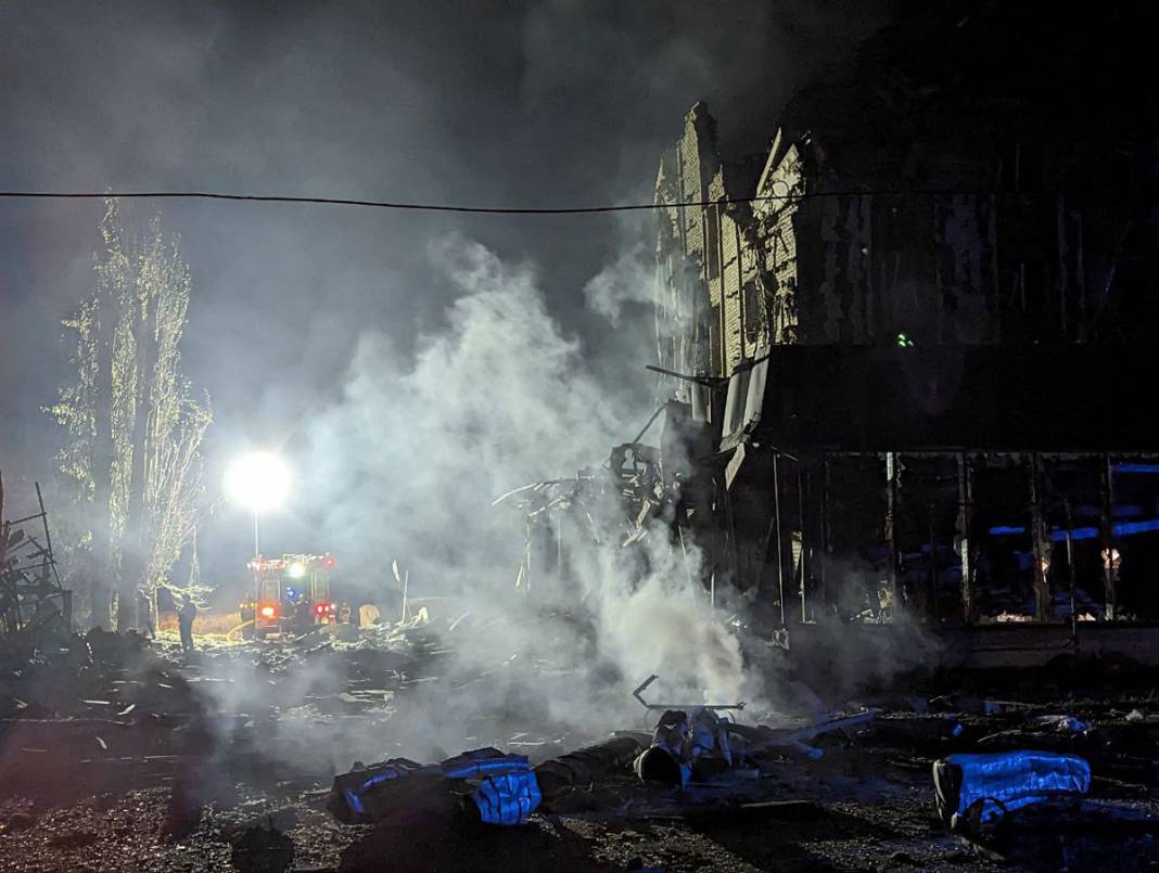 Rus bombalarının hedefi yine siviller: Füzeler Donetsk'i kana buladı 2