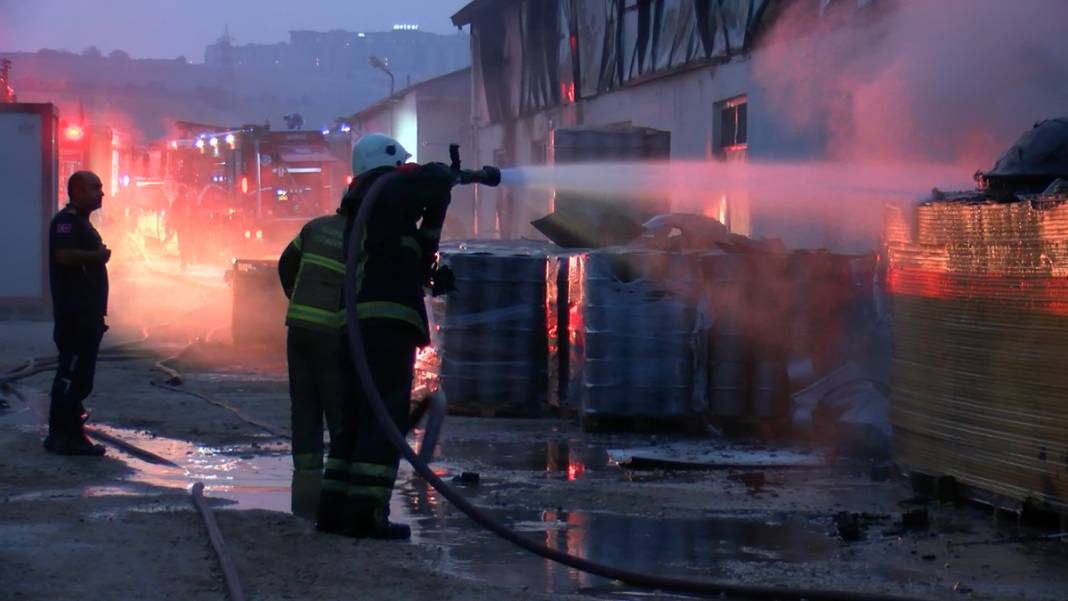 Bursa'da ısı yalıtım fabrikasında yangın 1