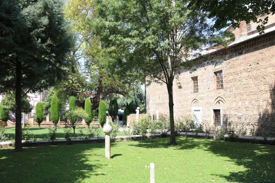 Üsküp’ü fetheden komutanın torunu dikti... Kuzey Makedonya’daki cami avlusunda 550 yıldır ayakta 3