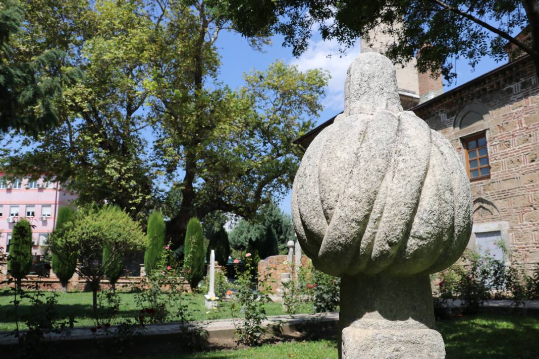 Üsküp’ü fetheden komutanın torunu dikti... Kuzey Makedonya’daki cami avlusunda 550 yıldır ayakta 5