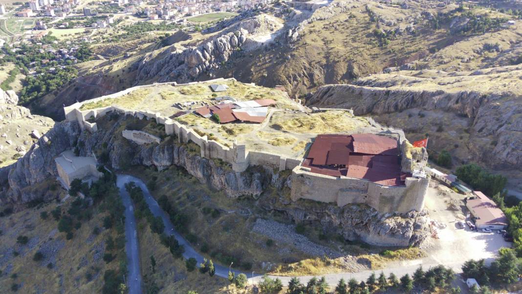 Harput Kalesi'nden bin yıllık saray mutfağı çıktı 11