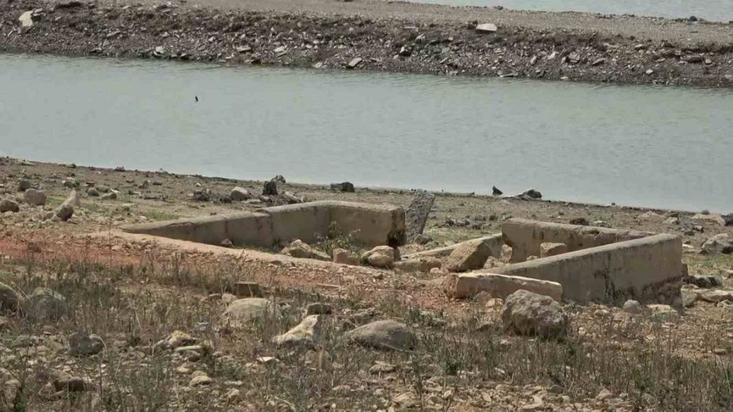 Sıcak havalar Şamlar'ı da vurunca şaşırtıcı gerçek ortaya çıktı: Baraj altında asırlık mezar 6