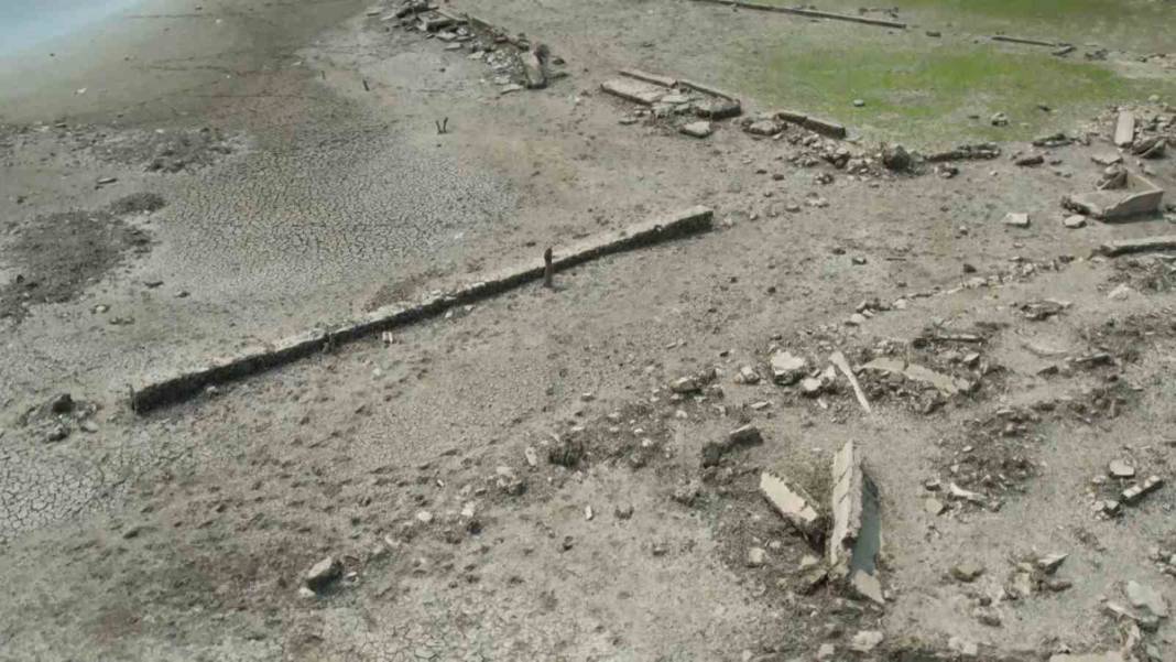 Sıcak havalar Şamlar'ı da vurunca şaşırtıcı gerçek ortaya çıktı: Baraj altında asırlık mezar 4