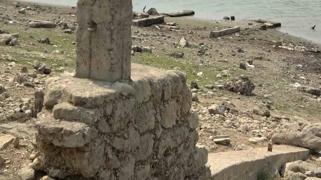 Sıcak havalar Şamlar'ı da vurunca şaşırtıcı gerçek ortaya çıktı: Baraj altında asırlık mezar 2
