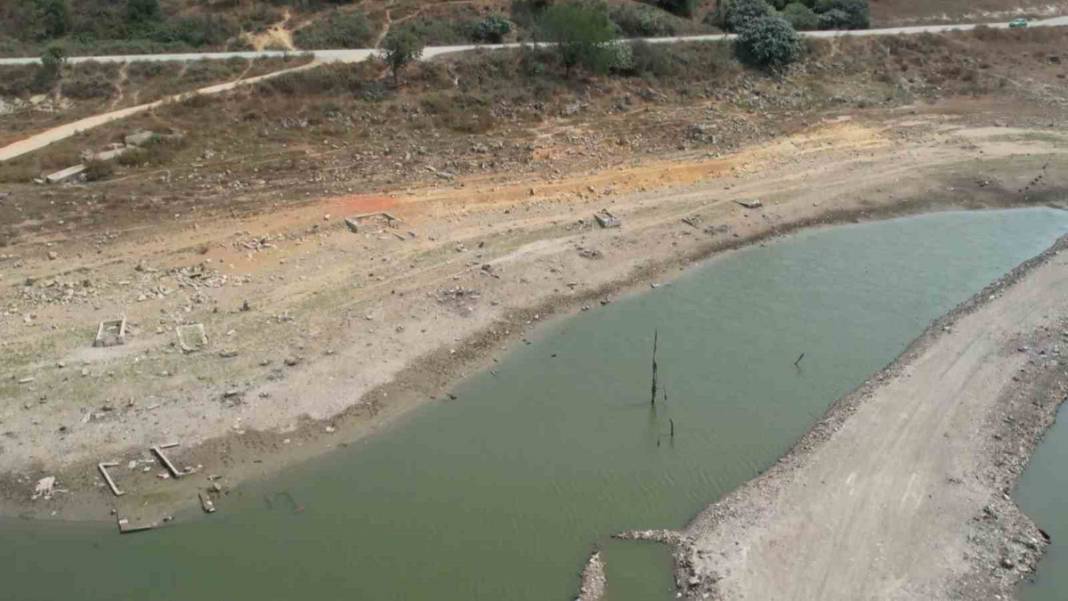 Sıcak havalar Şamlar'ı da vurunca şaşırtıcı gerçek ortaya çıktı: Baraj altında asırlık mezar 1