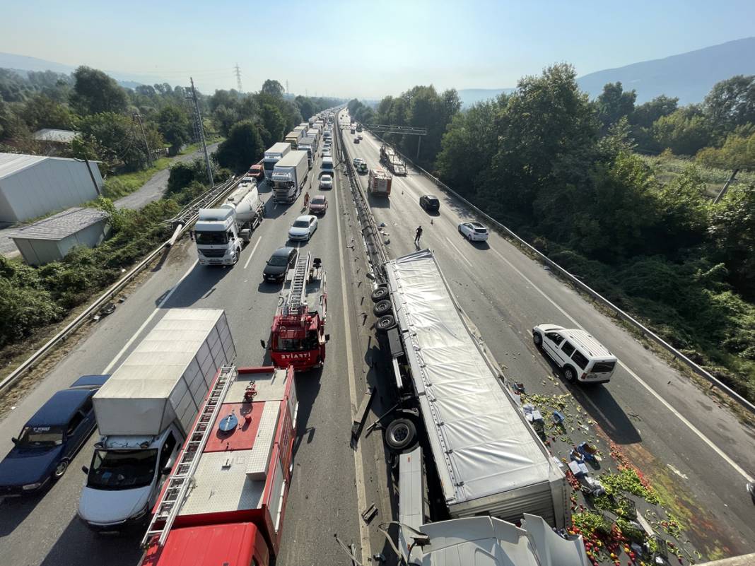 Anadolu Otoyolu'nda zincirleme kaza: Araçlar birbirine girdi, ulaşım aksadı 6