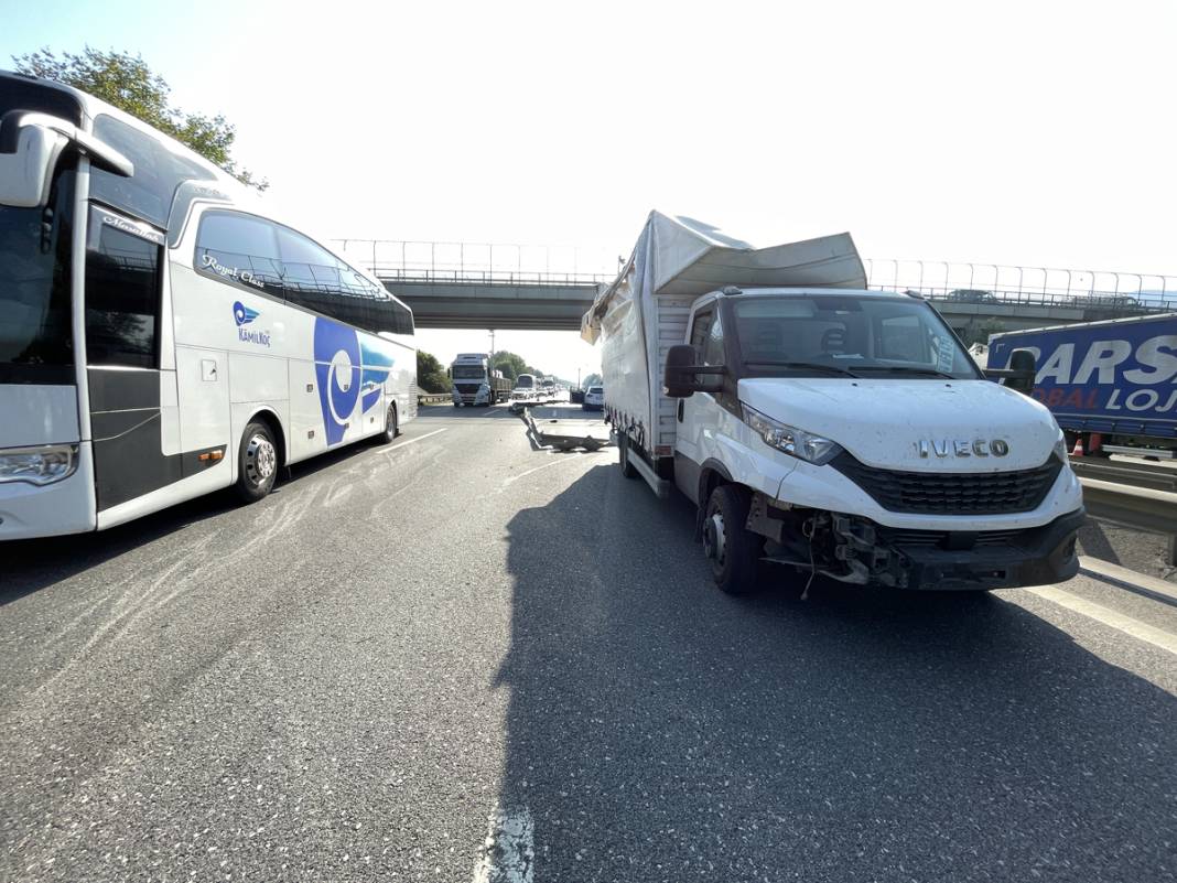 Anadolu Otoyolu'nda zincirleme kaza: Araçlar birbirine girdi, ulaşım aksadı 5