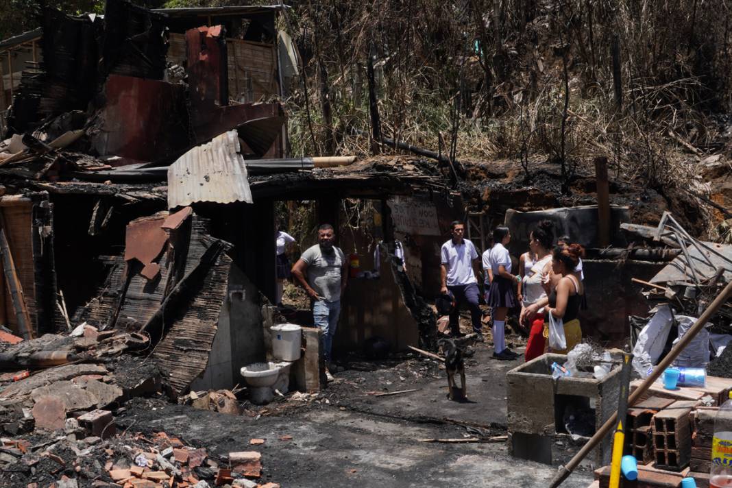 Kolombiya’da yangın dehşeti: 50’den fazla ev kül oldu 19