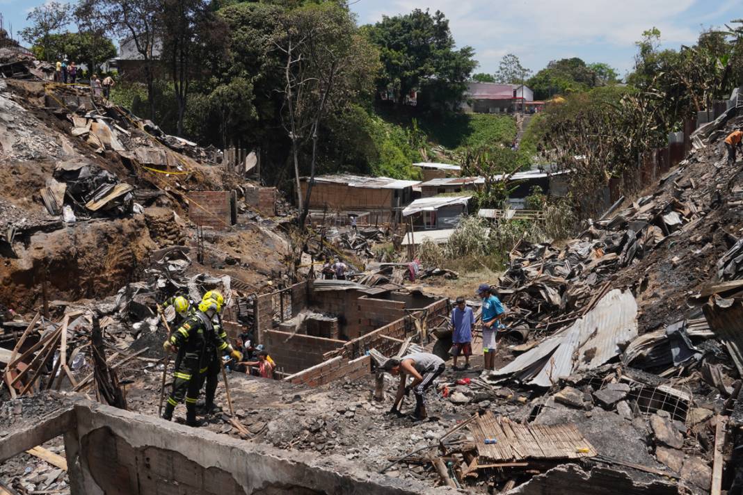 Kolombiya’da yangın dehşeti: 50’den fazla ev kül oldu 15