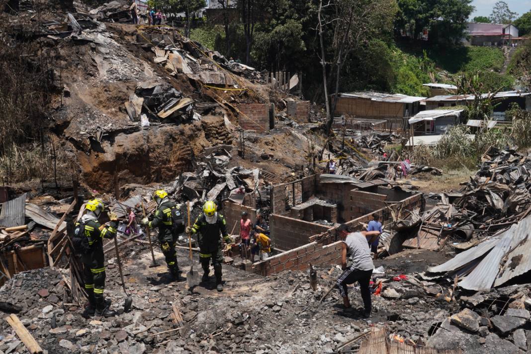 Kolombiya’da yangın dehşeti: 50’den fazla ev kül oldu 14