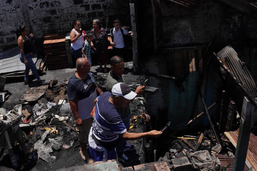 Kolombiya’da yangın dehşeti: 50’den fazla ev kül oldu 11