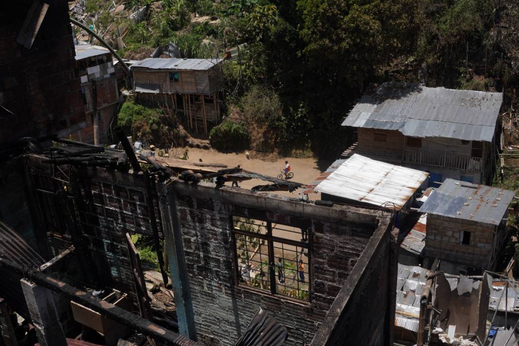 Kolombiya’da yangın dehşeti: 50’den fazla ev kül oldu 10