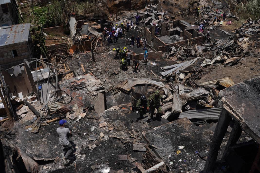 Kolombiya’da yangın dehşeti: 50’den fazla ev kül oldu 8