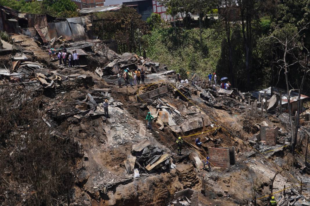 Kolombiya’da yangın dehşeti: 50’den fazla ev kül oldu 6