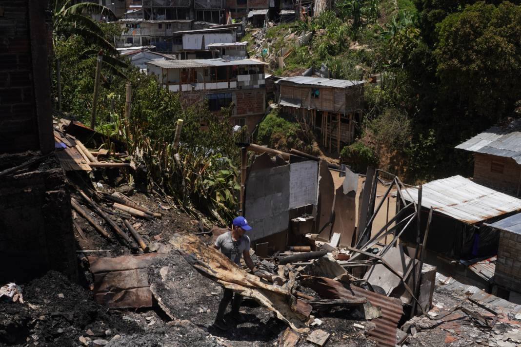 Kolombiya’da yangın dehşeti: 50’den fazla ev kül oldu 1