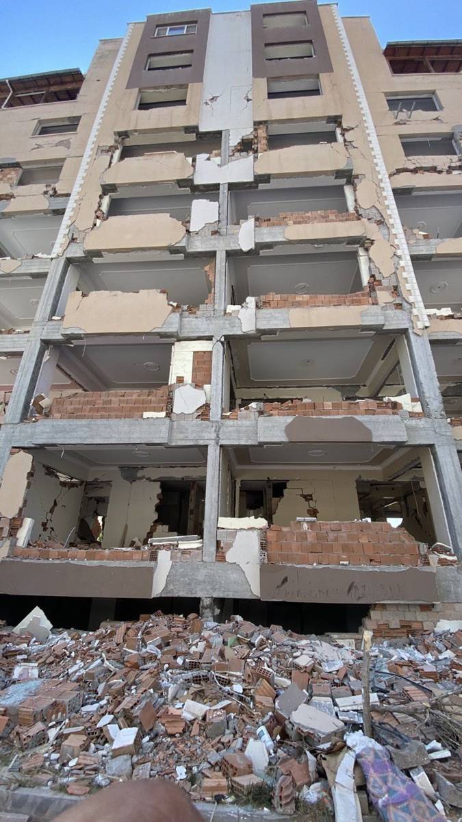 Depremin vurduğu Adıyaman'dan hüzünlendiren kareler: Hayalet şehre döndü 2