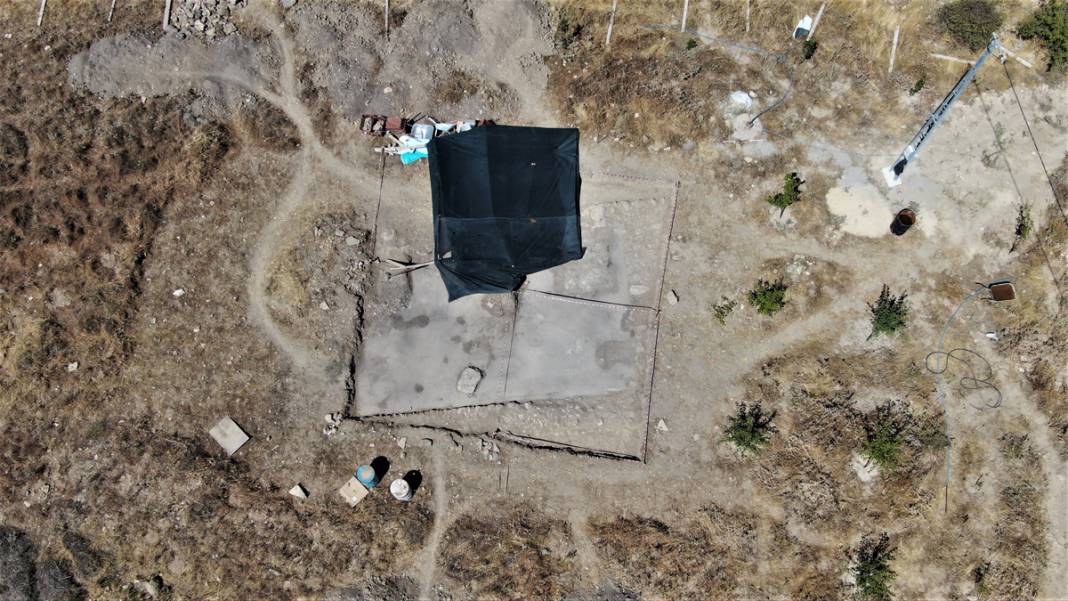 Tarlasını sürerken pulluğa takıldı, kazı çalışmaları başladı! Roma dönemine ait olabilir... 5