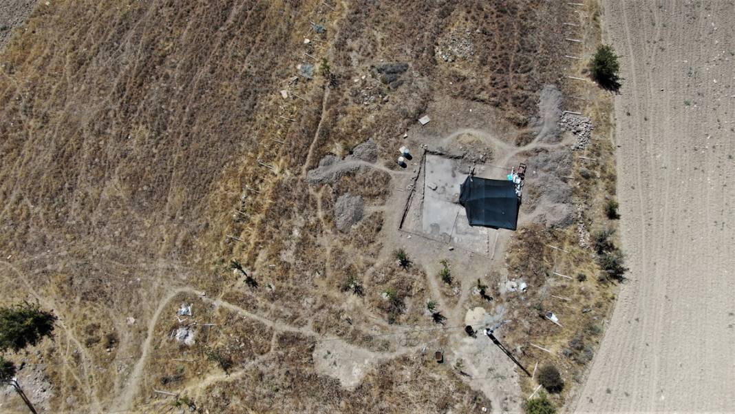 Tarlasını sürerken pulluğa takıldı, kazı çalışmaları başladı! Roma dönemine ait olabilir... 1