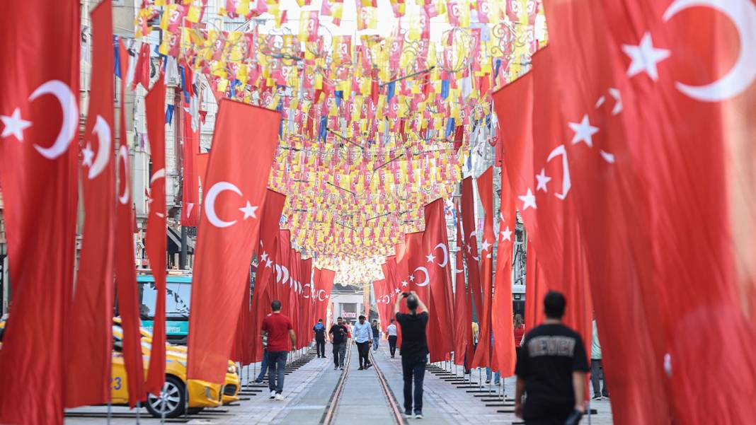 İstiklal Caddesi'ne bin 200 Türk bayrağı 4