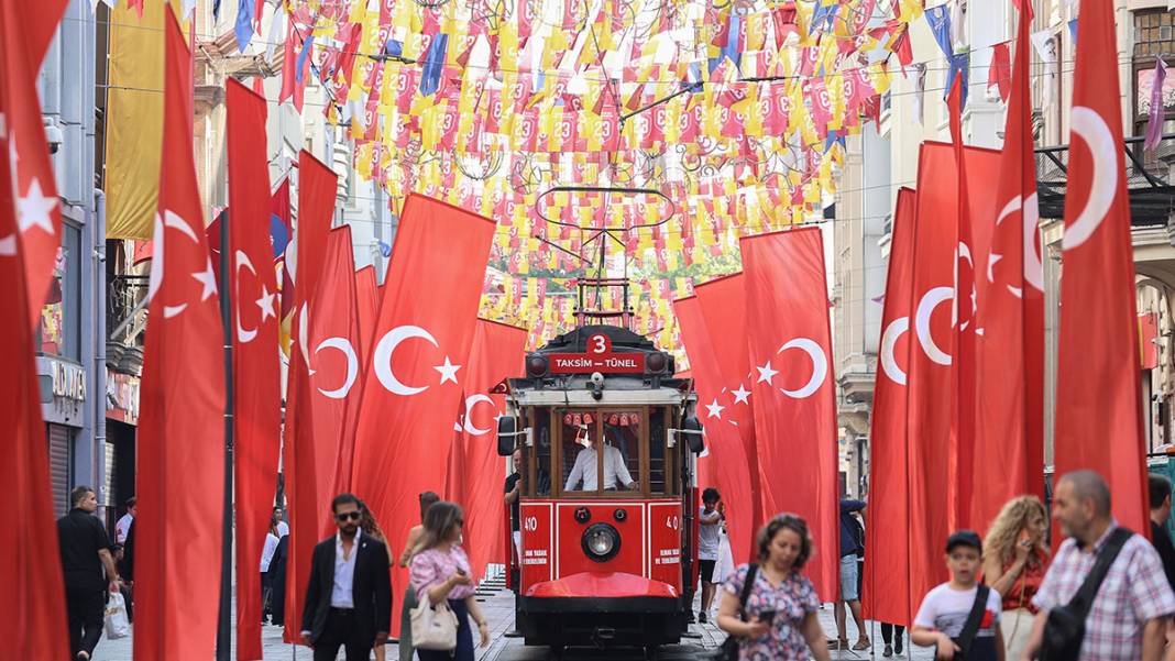 İstiklal Caddesi'ne bin 200 Türk bayrağı 6
