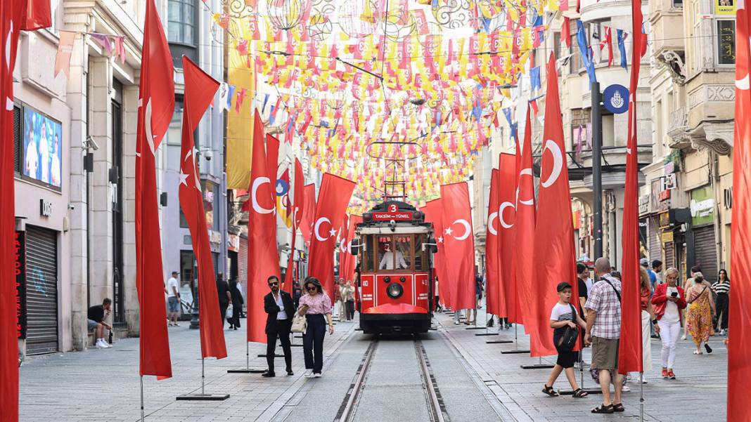 İstiklal Caddesi'ne bin 200 Türk bayrağı 5