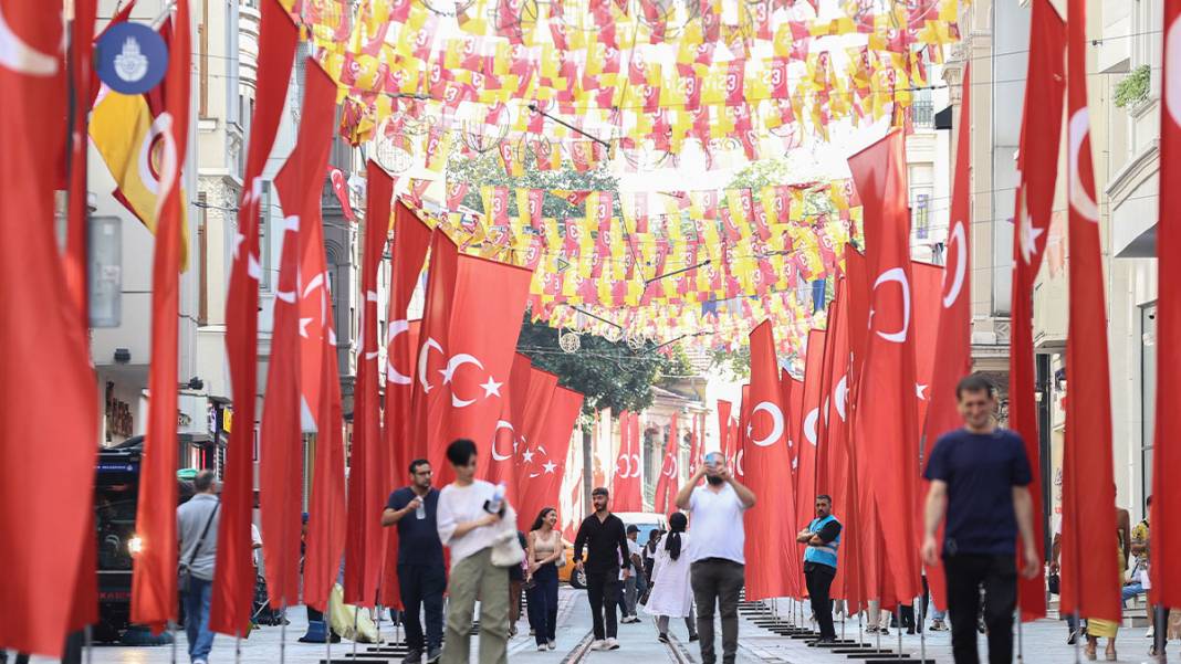 İstiklal Caddesi'ne bin 200 Türk bayrağı 2