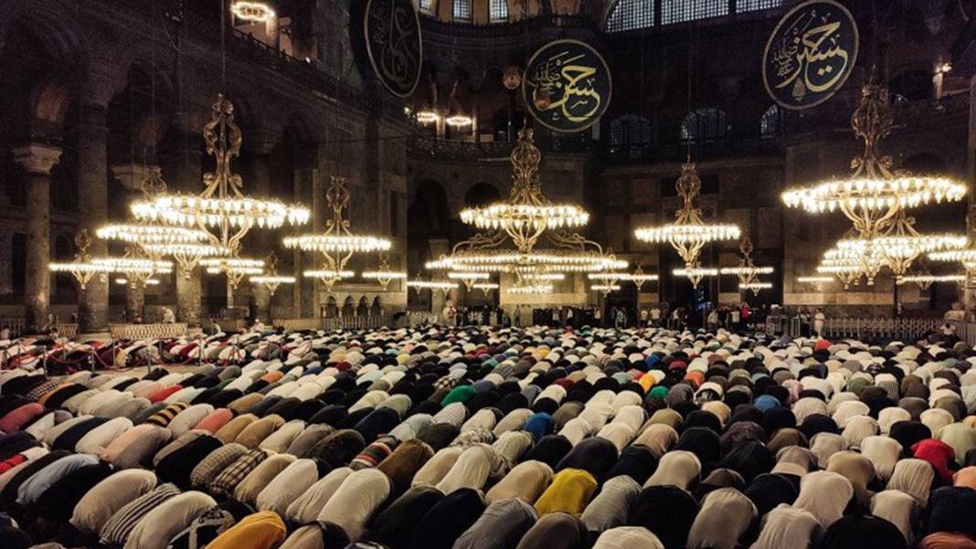 Genci yaşlısı camilere akın etti: Mevlid Kandili dualarla idrak edildi 2