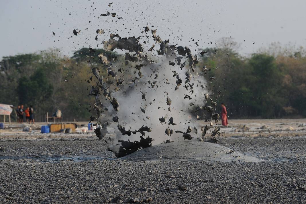 Endonezya'nın çamur volkanları: Her 2 dakikada bir patlıyor! 18
